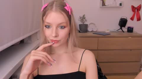 Ellie Mia online show from February 21, 4:48 pm