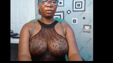 Snapshot of sexy_pearl12 chatting on January 6, 6:20 pm zoe online show from January 6, 6:20 pm