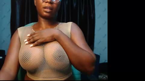 Snapshot of sexy_pearl12 chatting on January 24, 8:11 pm zoe online show from January 24, 8:11 pm