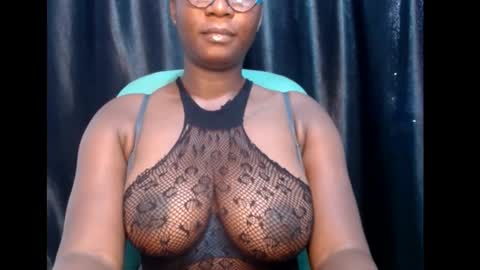 Snapshot of sexy_pearl12 chatting on March 11, 7:35 am zoe online show from March 11, 7:35 am