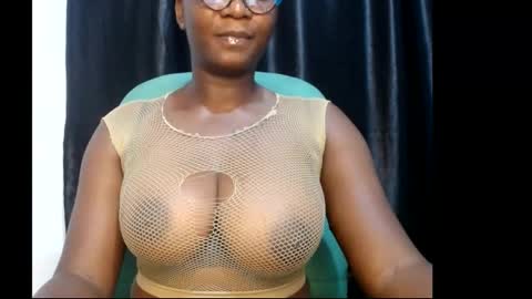 Snapshot of sexy_pearl12 chatting on February 23, 6:29 pm zoe online show from February 23, 6:29 pm