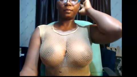 Snapshot of sexy_pearl12 chatting on February 9, 6:26 pm zoe online show from February 9, 6:26 pm