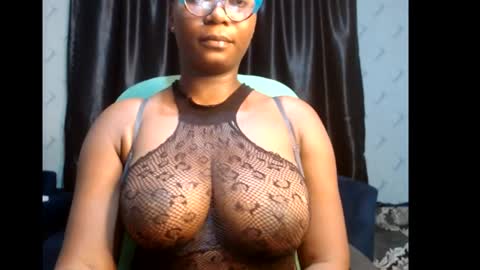 Snapshot of sexy_pearl12 chatting on February 6, 7:40 pm zoe online show from February 6, 7:40 pm