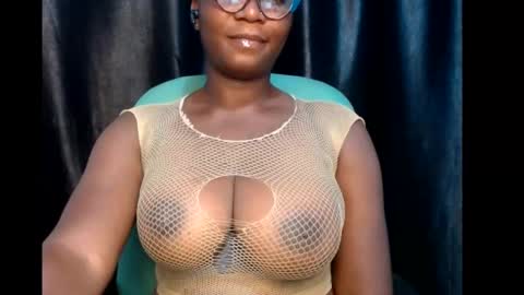 Snapshot of sexy_pearl12 chatting on March 8, 6:24 pm zoe online show from March 8, 6:24 pm