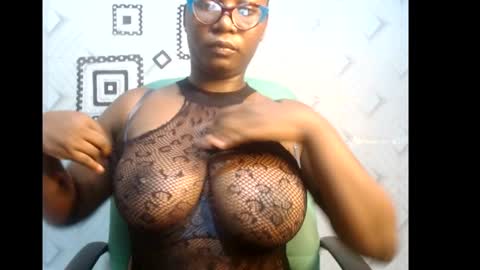 Snapshot of sexy_pearl12 chatting on February 2, 8:35 am zoe online show from February 2, 8:35 am