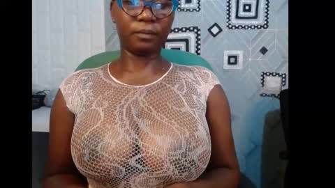 Snapshot of sexy_pearl12 chatting on January 13, 1:17 pm zoe online show from January 13, 1:17 pm