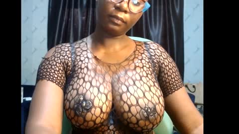 Snapshot of sexy_pearl12 chatting on February 7, 7:29 am zoe online show from February 7, 7:29 am