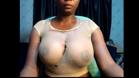 Snapshot of sexy_pearl12 chatting on February 12, 7:02 am zoe online show from February 12, 7:02 am