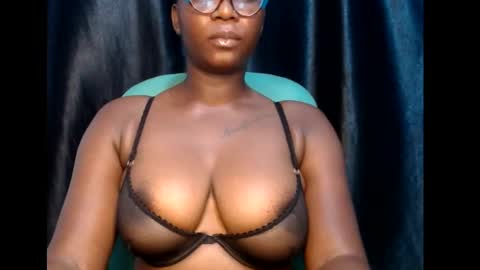 Snapshot of sexy_pearl12 chatting on March 12, 5:38 pm zoe online show from March 12, 5:38 pm