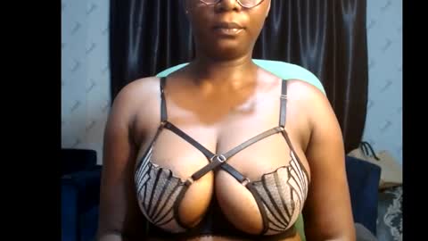 Snapshot of sexy_pearl12 chatting on February 13, 6:05 pm zoe online show from February 13, 6:05 pm