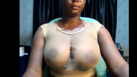 Snapshot of sexy_pearl12 chatting on February 12, 6:40 pm zoe online show from February 12, 6:40 pm