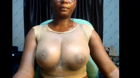 Snapshot of sexy_pearl12 chatting on February 8, 6:44 pm zoe online show from February 8, 6:44 pm