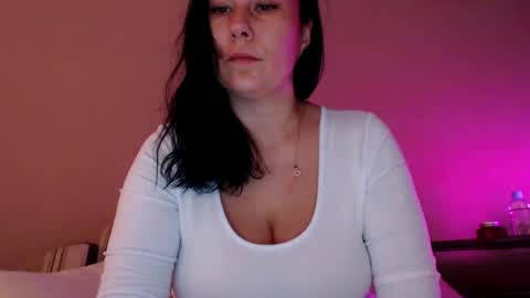 Snapshot of shakeit_good chatting on October 5, 6:07 am Mila online show from October 5, 6:07 am