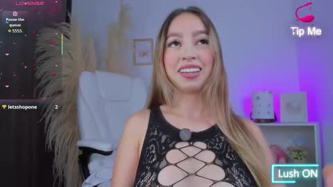Snapshot of shannel_moss__ chatting on October 16, 11:51 pm online show from October 16, 11:51 pm