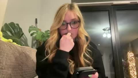 Snapshot of short_sweetpea chatting on March 9, 7:48 pm short sweetpea online show from March 9, 7:48 pm