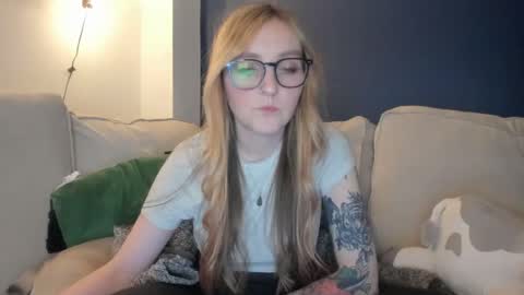 Snapshot of short_sweetpea chatting on February 21, 10:04 pm short sweetpea online show from February 21, 10:04 pm