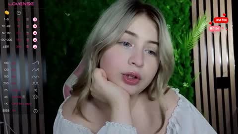 Snapshot of shy_blondiee chatting on October 26, 10:16 pm Molly online show from October 26, 10:16 pm