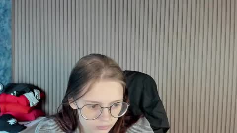 Snapshot of shy_elina01 chatting on October 6, 10:43 am shy_elina01 online show from October 6, 10:43 am