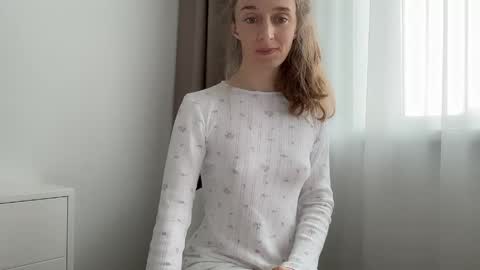 shy_schoolgirl_ online show from May 9, 8:27 am