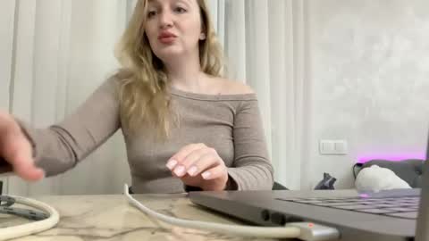 silkyvera online show from April 11, 7:50 pm