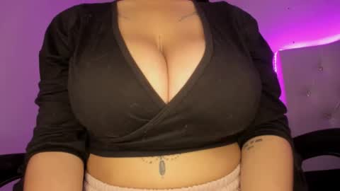 Snapshot of silviarichie_jade chatting on October 12, 1:08 am silvia online show from October 12, 1:08 am