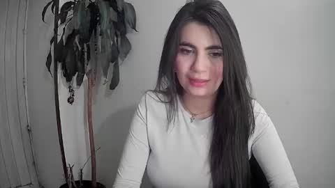 Snapshot of silviecollins chatting on December 18, 1:05 am Silvie online show from December 18, 1:05 am