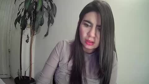 Snapshot of silviecollins chatting on December 11, 11:43 pm Silvie online show from December 11, 11:43 pm