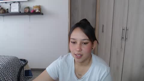 Snapshot of skarlet_adams chatting on December 6, 6:39 pm Alice online show from December 6, 6:39 pm