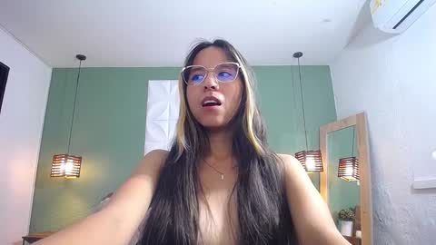 Snapshot of skinny_hottie18 chatting on January 19, 1:33 pm skinny_hottie18 online show from January 19, 1:33 pm