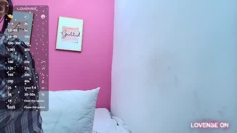 Snapshot of skinnyneighbour_ chatting on December 11, 3:24 am Karla online show from December 11, 3:24 am