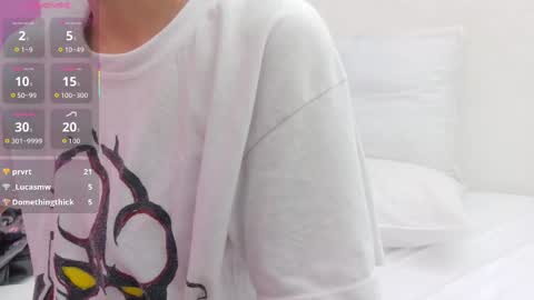 Snapshot of skinnyneighbour_ chatting on October 16, 3:31 am Karla online show from October 16, 3:31 am