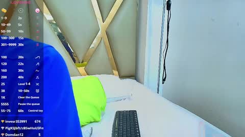 Snapshot of skinnyneighbour_ chatting on March 1, 4:26 am Karla online show from March 1, 4:26 am
