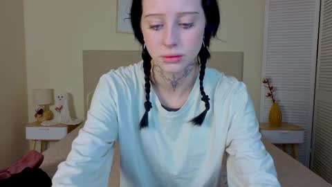 sn0w__queenn online show from December 16, 7:03 am