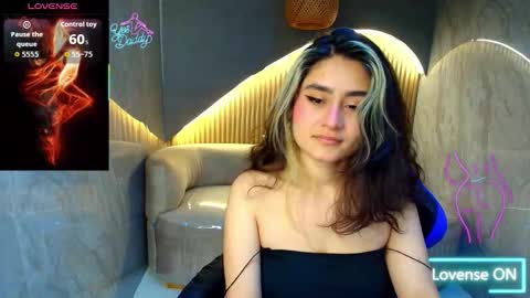 sofi_r_ online show from February 10, 1:47 pm