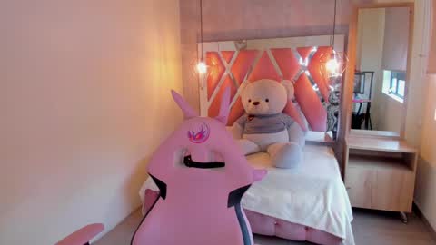   online show from December 5, 6:22 pm