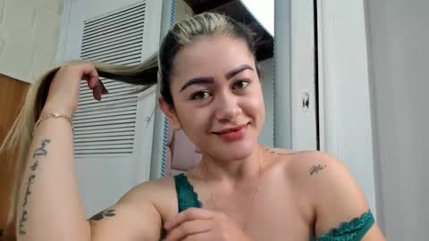 Snapshot of sophia__arenas chatting on October 6, 3:29 pm Sophia online show from October 6, 3:29 pm