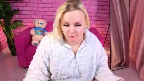 Snapshot of sophia_week chatting on October 13, 1:08 am sophia_week online show from October 13, 1:08 am