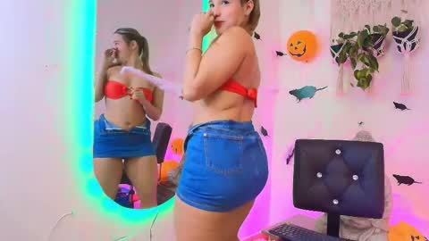 Snapshot of sophie_janner chatting on October 7, 2:05 am SOPHIE JANNER online show from October 7, 2:05 am