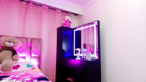 Snapshot of sophie_janner chatting on September 19, 11:26 pm SOPHIE JANNER online show from September 19, 11:26 pm