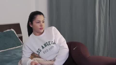 Sophie jeans online show from December 18, 4:23 pm