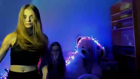 Sophie and my bestie Mandy    online show from November 16, 8:20 pm