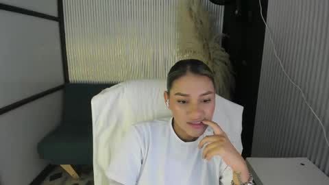 sophiewatson_ online show from May 26, 12:48 pm