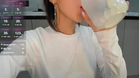 Mia online show from November 9, 11:33 pm