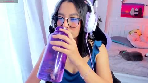 Snapshot of soy___lili chatting on February 5, 8:14 pm Lili online show from February 5, 8:14 pm
