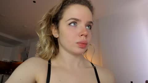 Snapshot of stella_vans chatting on March 5, 8:32 am Asella online show from March 5, 8:32 am