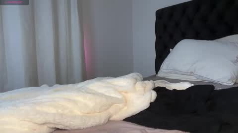 Stella Kay online show from March 7, 1:12 am