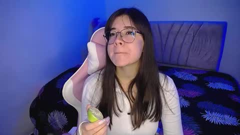 Snapshot of stepha_sweet chatting on February 4, 1:02 am Emma online show from February 4, 1:02 am