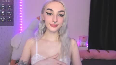 Chloe online show from November 28, 2:09 pm