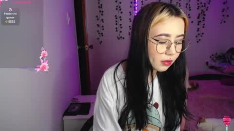 Snapshot of sunset_pienk chatting on December 5, 2:31 am Sunset online show from December 5, 2:31 am