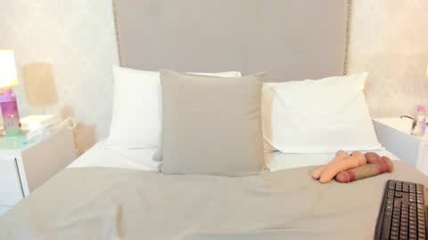 susanthomass online show from January 14, 7:30 pm